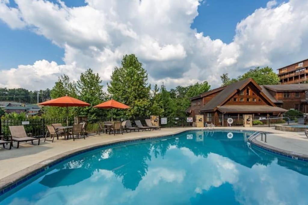 2 Miles From Dollywood Family Resort With Seasonal Outdoor Swimming Pool, Year Around Heated Indoor Swimming Pool, Townhome Style Cabin, Private Hot Tub, Arcade, Tv, Wifi, Kitchen With Refrigerator, Washer And Dryer Пиджен Фордж Екстериор снимка